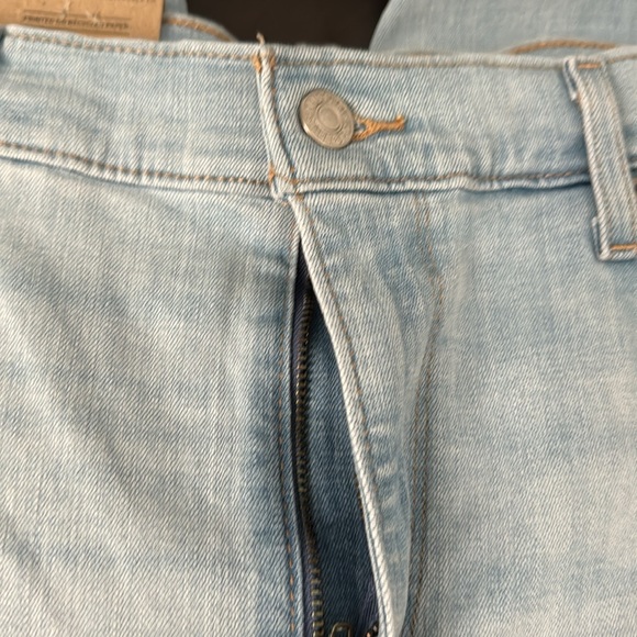 Women's Levi's® Classic Straight-Leg Light Wash Jeans - Picture 10 of 15